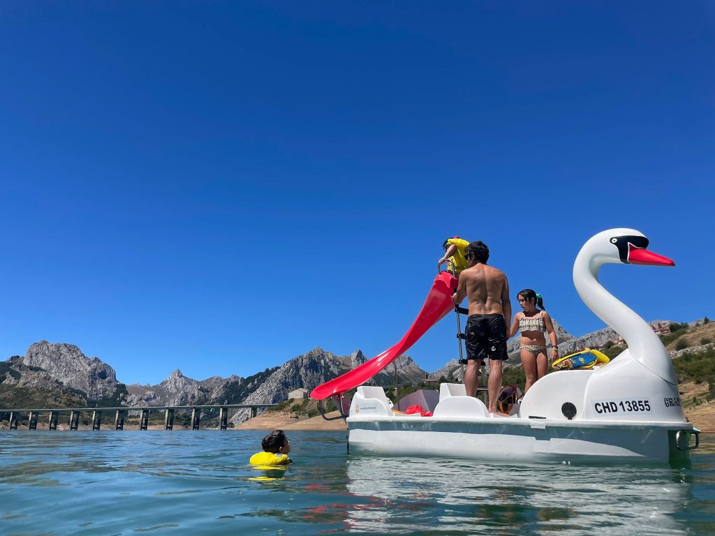 Familia en hidropedal en el pantano de Riaño