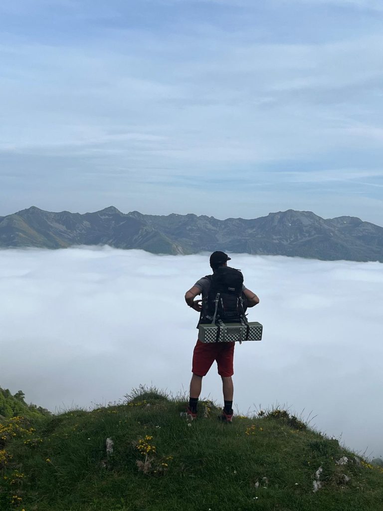 Mar de nubes en cima del pico Gilbo