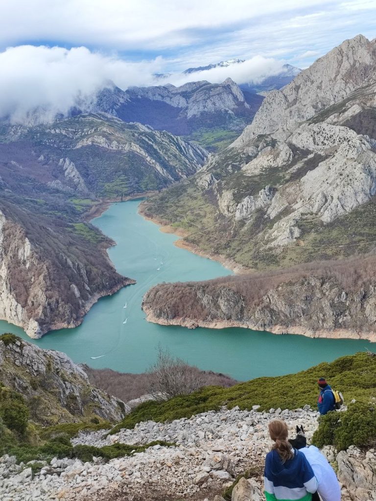 Senderismo al Pico Gilbo con vistas a los Fiordos Leoneses