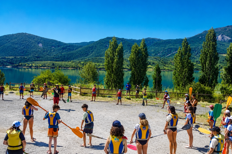 Grupo de niños preparánse para hacer kayak en Riaño
