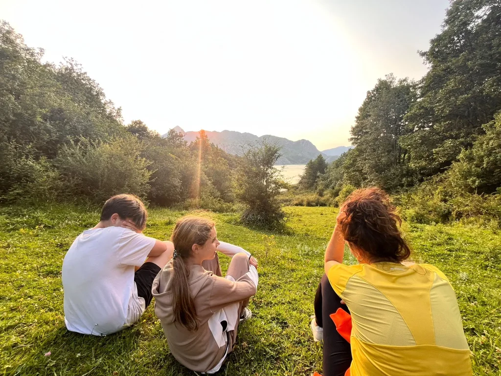 Descansando después de ruta de senderismo en los Fiordos Leoneses